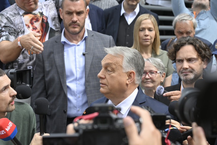 A Fidesz tisztújító kongresszusára érkező Orbán Viktor pártelnök nyilatkozik a Budapest Kongresszusi Központ előtt 2026. június 13-án  