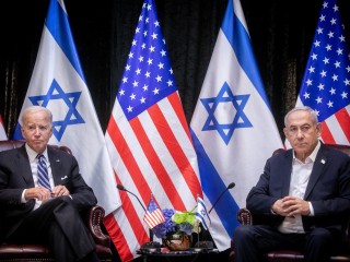 Joe Biden amerikai elnök és Benjámin Netanjahu izraeli miniszterelnök találkozója Tel-Avivban 2023. október 18-án. Fotó: EPA/MIRIAM ALSTER  