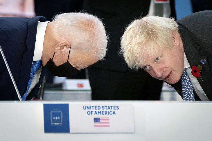 Joe Biden amerikai elnök és Boris Johnson brit miniszterelnök a G20 első napi tanácskozása előtt Rómában 2021. október 30-án. (Fotó: MTI/AP/PA/Stefan Rousseau)