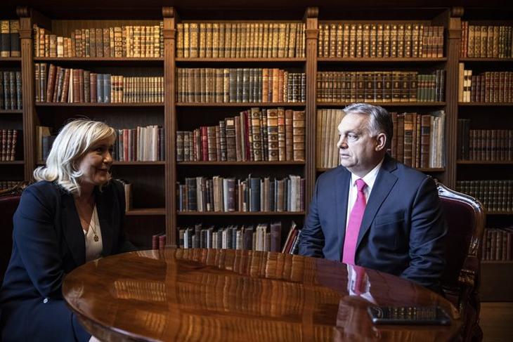 Orbán Viktor a Karmelita kolostorban fogadta Marine Le Pent tavaly októberben. (MTI/Miniszterelnöki Sajtóiroda/Fischer Zoltán)