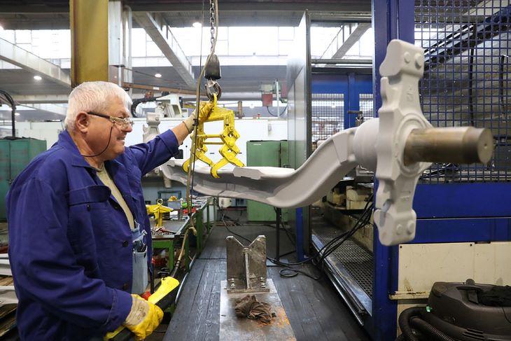 Tartós a recesszió, sokkal kevesebbet termel Magyarország