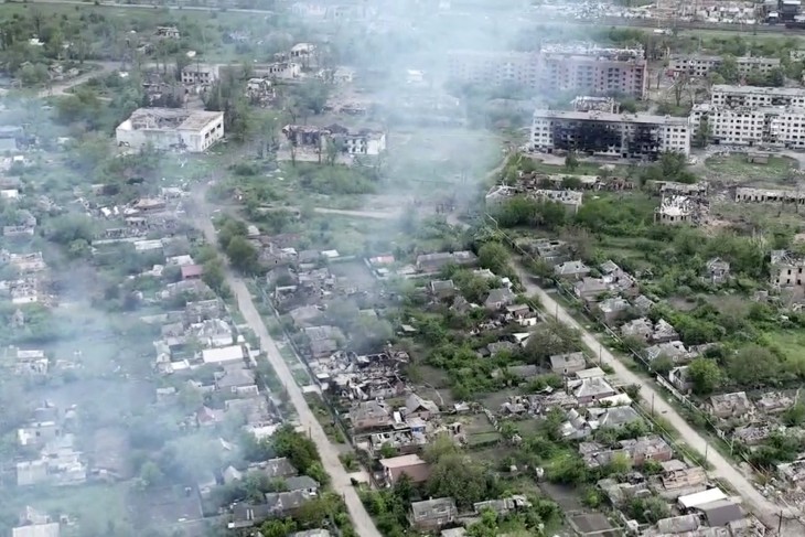 Videófelvételről készített kép Ocseretinéről 2024. május 4-én. Szokás szerint nem sok maradt a településből, mire orosz kézre került 