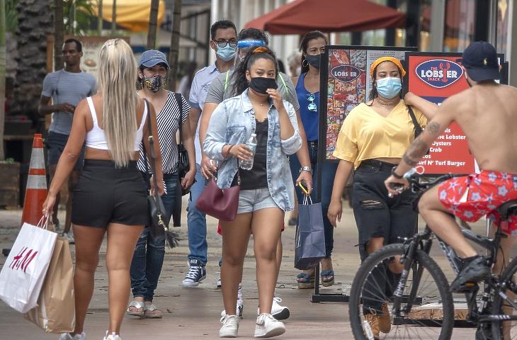 Szájmaszkot viselő gyalogosok a Florida állambeli Miami Beach-ben 2020. júliusában. MTI/EPA/Cristobal Herrera