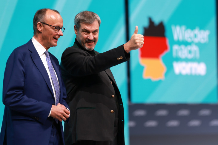 Friedrich Merz, a CDU/CSU kancellárjelöltje és Markus Söder bajor tartományi miniszterelnök, a CSU elnöke egy berlini pártrendezvényen 2025. február 3-án