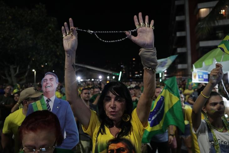 Bolsonaro hívei Rio de Janeiróban a választás estéjén, 2022. október 30-án. Fotó: EPA/ANDRE COELHO