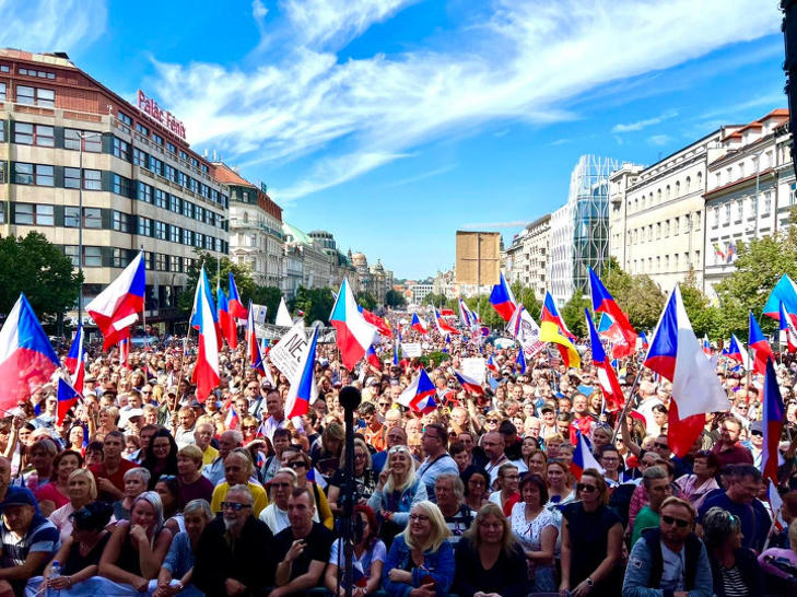 Hatalmas tömeg követelte a cseh kormány lemondását ma délután. Fotó: Facebook