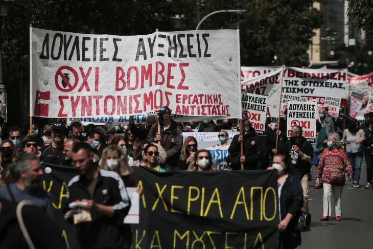 Tüntetők Görögországban április 6-án. Fotó: EPA/GEORGE VITSARAS