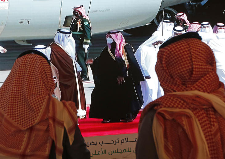 Mohamed bin Szalmán szaúd-arábiai trónörökös (középen, jobbra) fogadja az Öböl menti Arab Államok Együttműködési Tanácsának (GCC) 41. csúcstalálkozójára érkező Tamím bin Hamad Ál Száni sejket, katari emírt (középen, balra) a szaúd-arábiai Al-Ula repülőterén 2021. január 5-én.  Fotó: MTI/AP/Amr Nabil
