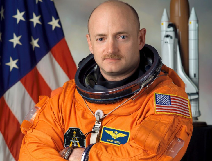 Mark Kelly hivatalos NASA-portréja 2005-ből - ilyen fotója sem sok politikusnak van