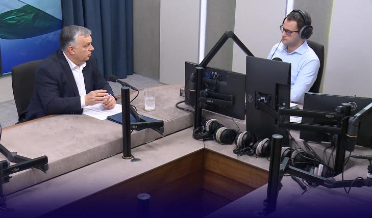 Orbán Viktor egy korábbi rádióinterjú alatt. Fotó: Orbán Viktor/Facebook 