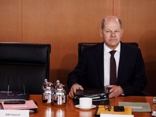 Olaf Scholz várakozik egy kabinetülés előtt. Van oka a szúrós tekintetre a német kancellárnak. Fotó: EPA/CLEMENS BILAN