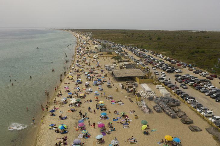 Hiányoznak a strandolók a görög partokról. Fotó: EPA/DIMITRIS TOSIDIS