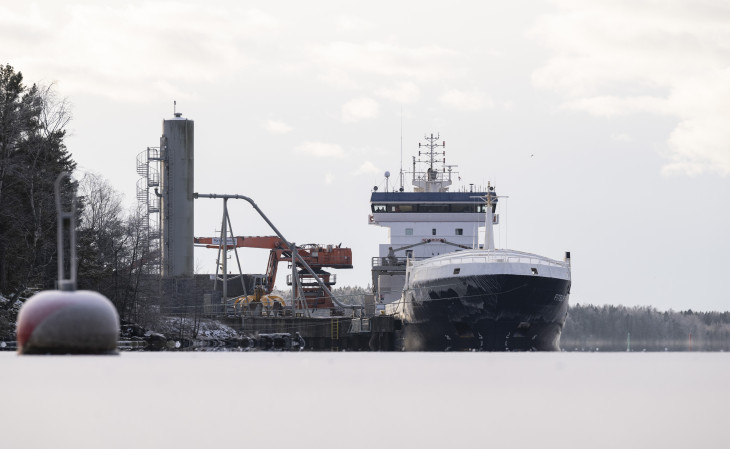 A Saint Vincent és Grenadine-szigetek zászlaja alatt közlekedő Fitburg teherhajó horgonyoz a finnországi Kirkkonummi kikötőjében 2026. január 1-jén. A finn hatóságok az előző napon lefoglalták a Szentpétervárról érkező járművet, mert a gyanú szerint órákkal korábban megrongált egy Helsinkit Tallinnal összekötő tenger alatti távközlési kábelt a Balti-tengeren.

