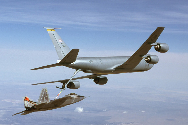 Egy amerikai KC-135-ös utántöltő egy F-22-es tankolása közben