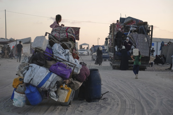 A Gázai övezet északi részéből az izraeli haderő elől menekülő palesztinok Gázában, a tengerparti úton 2025. szeptember 1-jén. 