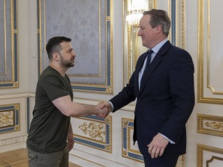 Volodimir Zelenszkij fogadja David Cameront Kijevben 2024. május 3-án. 