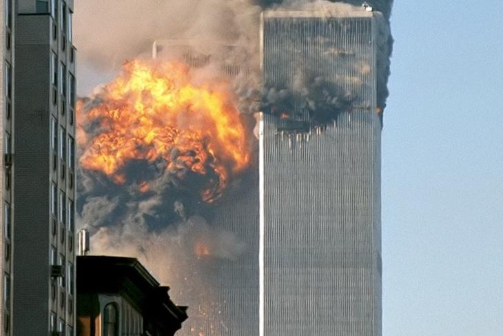 Ahol minden kezdődött: a New York-i terrortámadás 2001. szeptember 11-én. (Szerkesztett felvétel. Wikipédia/Robert/https://www.flickr.com/people/themachinestops/)