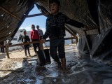 Palesztin menekült gyerekek a rafahi menekülttáborban a Gázai övezetben 2024. január 27-én. Fotó: EPA/HAITHAM IMAD