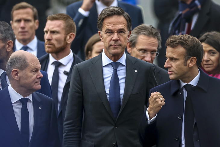 Olaf Scholz német kancellár, Mark Rutte holland miniszterelnök és Emmanuel Macron francia elnök az EU nem hivatalos prágai csúcstalálkozóján 2022. október 7-én. Fotó: MTI/EPA/Martin Divisek
