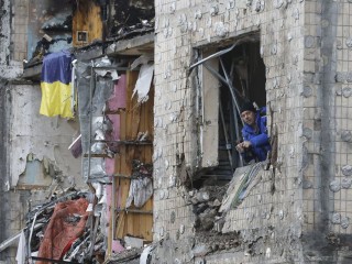 A január 2-i orosz rakétatámadásban megrongálódott egyik kijevi lakóház 2024. január 5-én. Fotó: MTI/EPA/Szerhij Dolzsenko