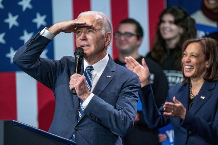 Joe Biden megpróbál előrelátó lenni. Fotó: MTI / EPA / Shawn Thew
