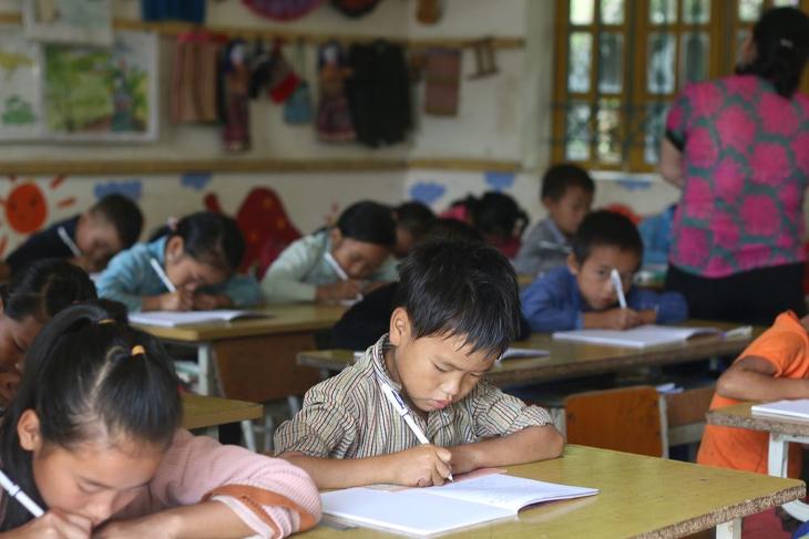 Diákok tanulnak egy vietnámi iskolában. Fotó: Depositphotos