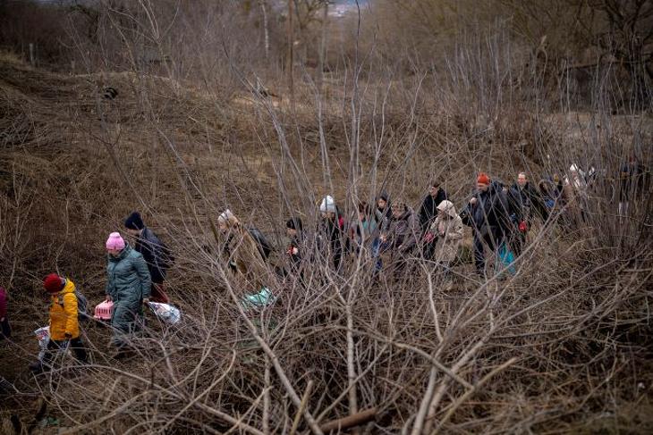 Ez nem a humanitárius folyosó: az orosz légicsapások miatt menekülnek otthonukból az emberek a Kijev közelében lévő Irpinyben 2022. március 6-án. Fotó: MTI/AP