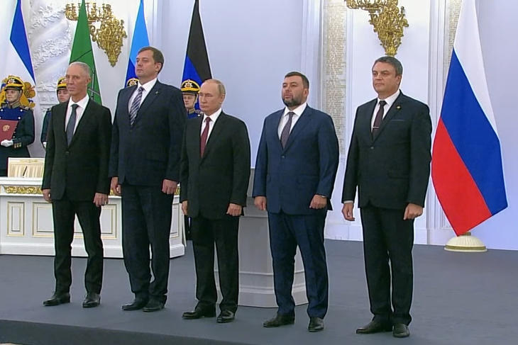 Putyin a szakadár területek vezetőivel, nem sokkal az elcsatolást rögzítő dokumentum aláírása után. Most megint találkozhatnak. Fotó: Sky News