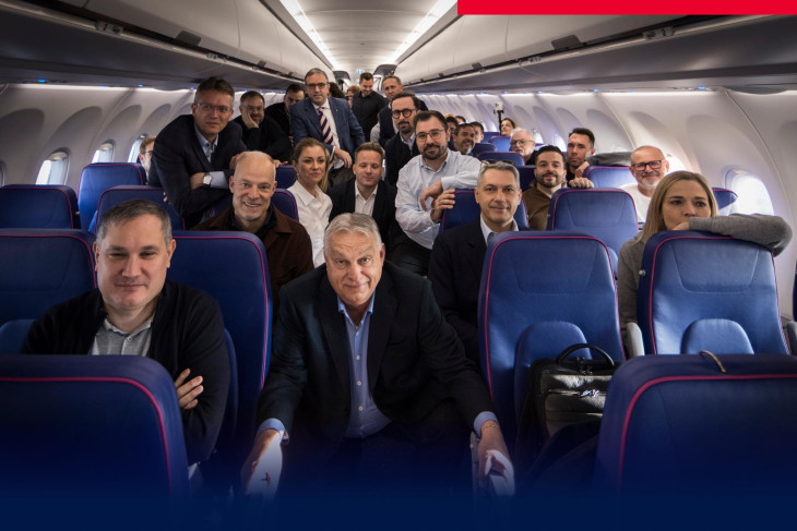 Tényleg megtöltött egy utasszállítót a magyar delegáció Washingtonba tartva