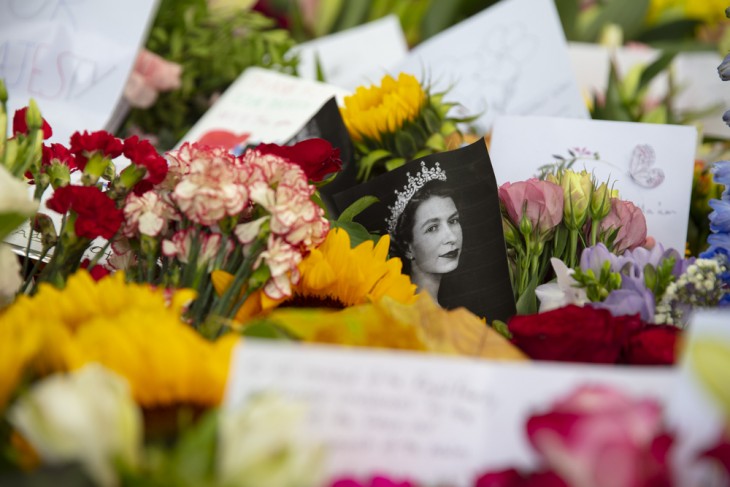 2022 szeptemberében ellepték Londont a virágok a királynő halálának hírére. Fotó: Depositphotos