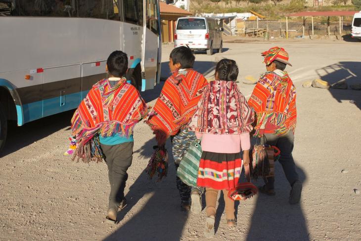 Turistákra vadászó, kéregető, népviseletbe öltözött gyerekek (Ollantaytambó).