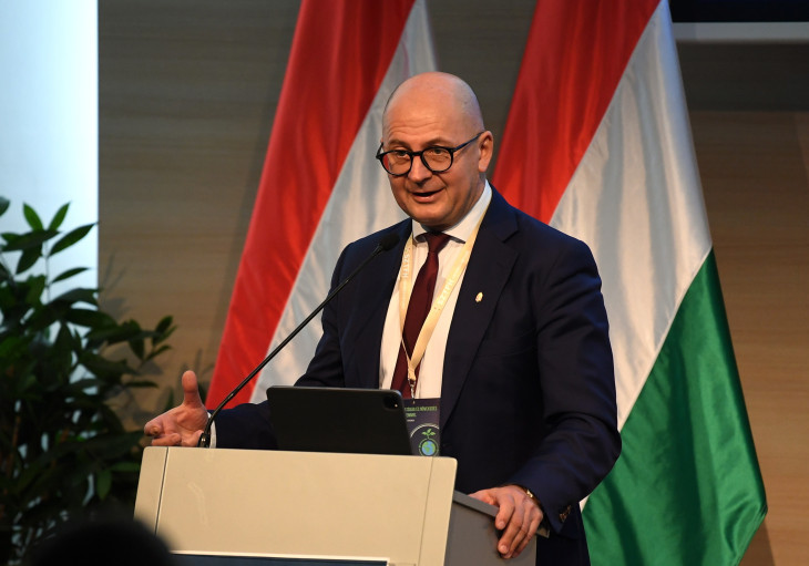 Rigó Csaba Balázs, a Gazdasági Versenyhivatal elnöke beszédet mond a Szabályozott Tevékenységek Felügyeleti Hatóságának (SZTFH) IV. Nemzeti Szabályozói Konferenciáján a Budapest Kongresszusi Központban 2025. október 16-án.