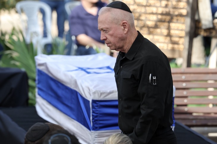 Joáv Galant izraeli védelmi miniszter egy a Gázai övezetben vívott harcokban elesett izraeli tiszt temetésén 2023. december 8-án - nem támogatja a sorozási törvény módosítását. 