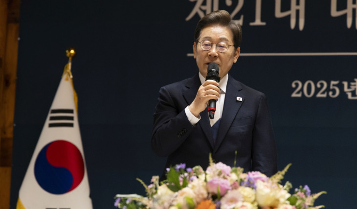 Li Dzsemjong új dél-koreai elnök a parlamenti pártokkal tartott egyeztetésen Szöulban 2025. június 4-én, az előrehozott parlamenti választások másnapján. 