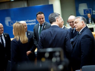 Orbán Viktor miniszterelnök (j) az Európai Unió tagországai állam- és kormányfőinek rendkívüli csúcstalálkozóján Brüsszelben 2024. február 1-jén. Mellette Luc Frieden luxemburgi miniszterelnök (j2). Fotó: MTI/Miniszterelnöki Sajtóiroda/Fischer Zoltán