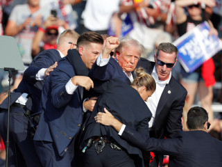 Donald Trump az ellene elkövetett merénylet utáni pillanatokban 