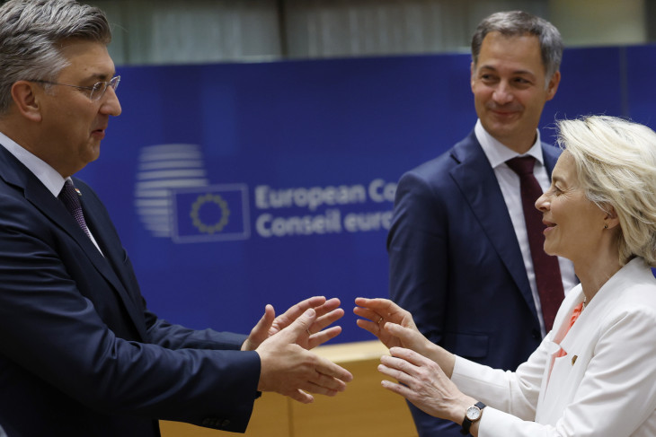 Andrej Plenkovic horvát miniszterelnök és Ursula von der Leyen, az Európai Bizottság elnöke, illetve Alexander De Croo ügyvezető belga miniszterelnök (a háttérben) az Európai Unió nem hivatalos csúcstalálkozóján Brüsszelben bő egy héttel az európai parlamenti választások után, 2024. június 17-én - elsőre nem jött össze a megegyezés Von der Leyen posztjáról