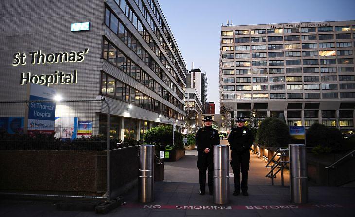Rendőrök a St. Thomas kórház előtt Londonban 2020. április 7-én.  EPA/ANDY RAIN 