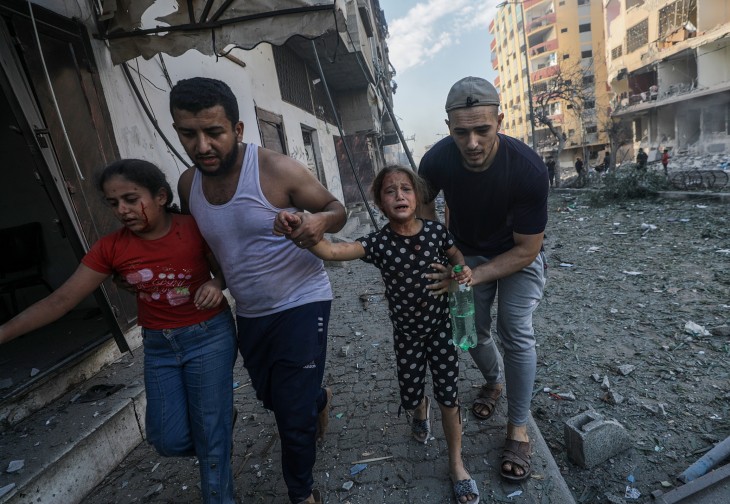Palesztin gyerekek menekülnek egy izraeli légitámadás után Gázavárosban 2023. október 21-én. Fotó: EPA/MOHAMMED SABER