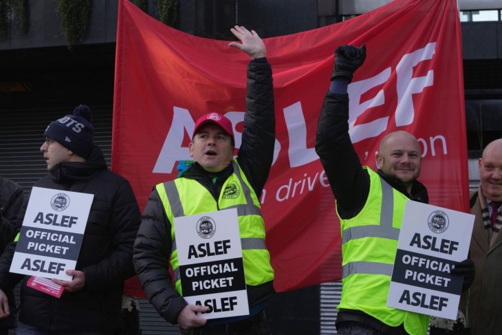 Vasúti dolgozók tiltakoznak az országos vasút- és metróhálózat mozdonyvezetőit képviselő brit szakszervezet, az ASLEF felhívására szervezett bérkövetelő munkabeszüntetésen a londoni Euston pályaudvarnál 2023. február 1-jén. Fotó: MTI/AP