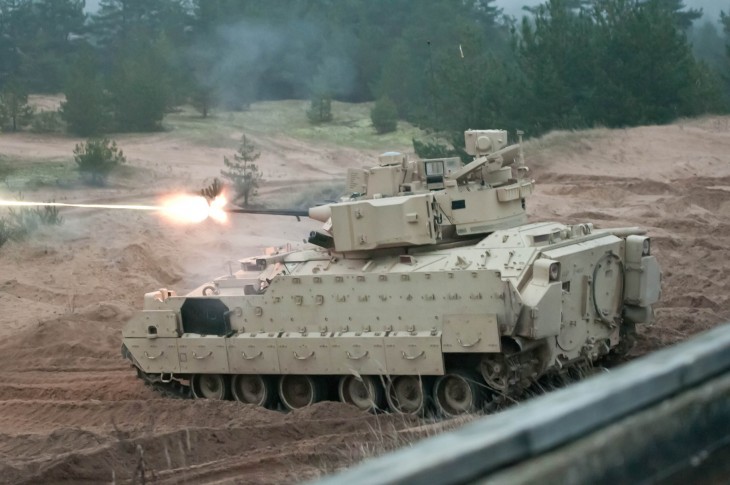 M2 Bradley tüzelés közben. Tankelhárító rakétákkal felszerelve harckocsiknak is félelmetes ellenfele lehet. Fotó: Wikimedia