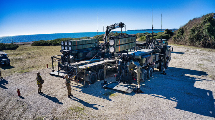 Olasz katonák helyeznek elfogórakétákat egy SAMP/T rendszerre. Most megnyílik az út és a vevők pénztárcája az európai gyártók előtt?