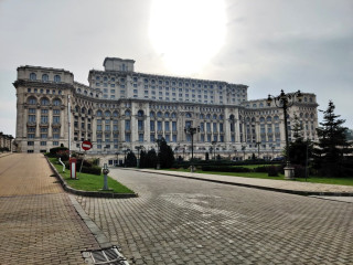 Felcsillan-e a remény a bukaresi parlament fölött?