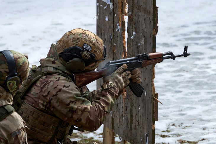 Ukrán katonák gyakorlaton Harkiv közelében 2024. február 29-én. A ravaszt ők húzzák meg, de a célzásban segít Washington. Fotó: EPA/SERGEY KOZLOV