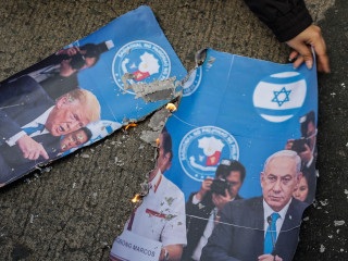 Donald Trump amerikai elnök (b) ifjabb Ferdinand Marcos Fülöp-szigeteki elnök és Benjámin Netanjahu izraeli miniszterelnök fotóját égetik az Irán elleni amerikai-izraeli hadművelet elleni tiltakozáson az Egyesült Államok manilai nagykövetsége előtt 2026. március 6-án