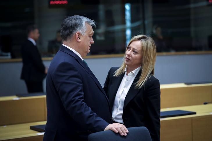 Megértik egymást. Orbán Viktor és Giorgia Meloni Brüsszelben. Fotó: MTI/Miniszterelnöki Sajtóiroda/Fischer Zoltán