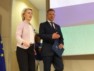Ursula von der Leyen, az Európai Bizottság elnöke (b) és Magyar Péter miniszterelnök érkezik a megbeszélésüket követő sajtóértekezletre a bizottság brüsszeli székházában 2026. május 29-én.

