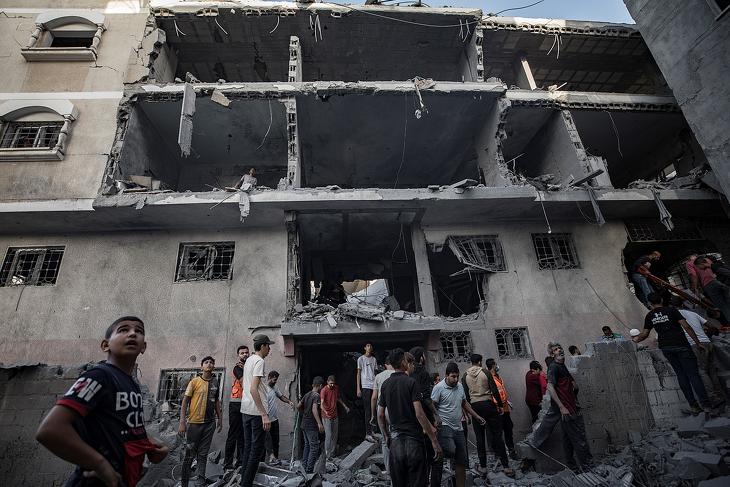 Palesztinok kutatnak túlélők után egy lakóépület romjai között egy izraeli légicsapást követően Khan Younisban a Gázai övezet déli részén 2023. november 7-én. Fotó: EPA/HAITHAM IMAD