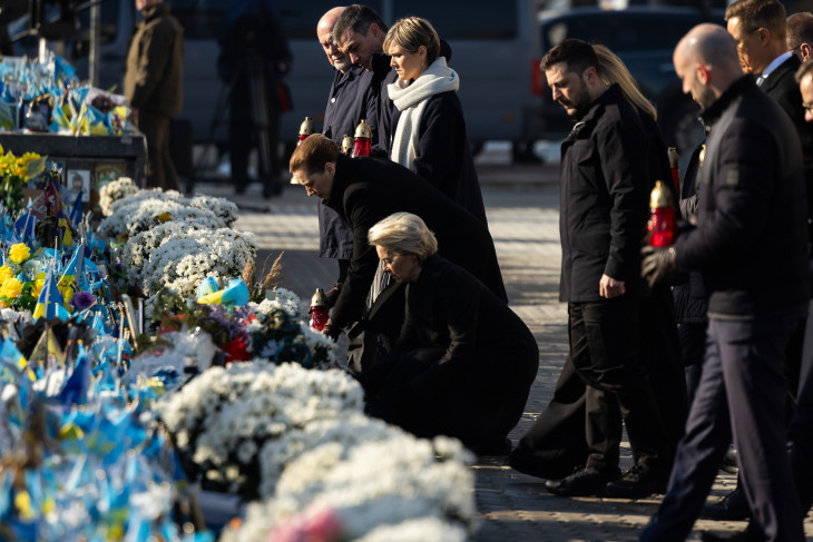Az ukrán elnöki sajtószolgálat felvételén Volodimir Zelenszkij ukrán elnök, Ursula von der Leyen, az Európai Bizottság elnöke, valamint az Európai Unió központi intézményeinek vezetői és több tagország állam-, és kormányfői mécseseket helyeznek el az elesett ukrán katonák emlékére a kijevi Függetlenség terén az ukrajnai háború kitörésének harmadik évfordulója alkalmából rendezett megemlékezésen 2025. február 24-én