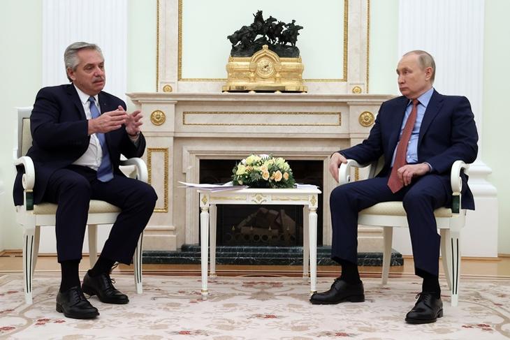 Vlagyimir Putyin és Alberto Fernandez. EPA/SERGEI KARPUKHIN / KREMLIN POOL